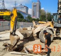 美女打乳操逼高温下的坚守｜道路建设者用汗水铺就畅通路